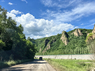 山间公路与壮丽山景