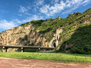 山间公路与壮丽山景