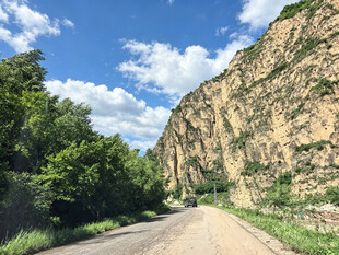 山间公路旁的壮丽崖壁