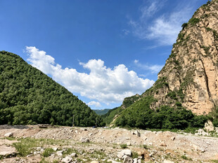 山间开阔地貌风景