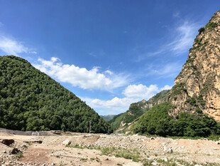 山间开阔地与壮丽山景