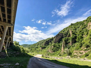 山间公路旁的壮美自然景色