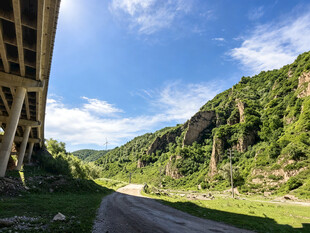 山间公路旁的桥梁美景