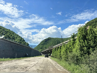 山间公路通往自然之境