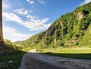 山间公路旁的秀丽自然景色