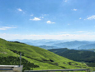 山间绿野蓝天白云美景