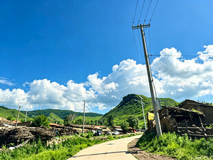 乡村小路旁的美丽山野风光
