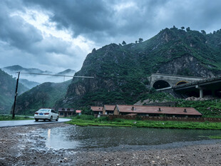 山间雨后乡村景象