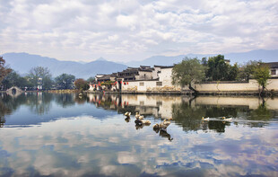 宁静水乡湖面倒影美景