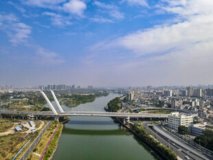 城市河畔桥梁壮丽景观