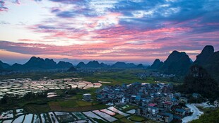 壮美山水间的绚丽村落