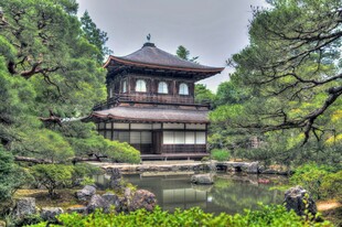 日式园林中的古朴建筑