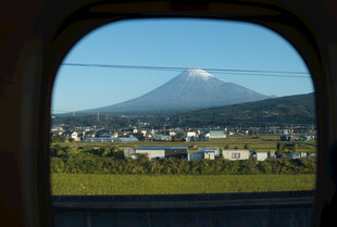 透过车窗看富士山下小镇
