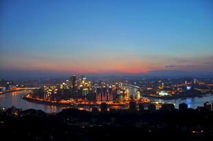 城市黄昏夜景璀璨灯火