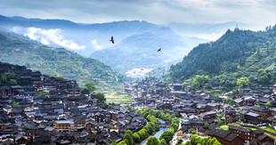 苗寨风光空中视角俯瞰美景