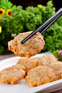 香酥炸肉饼筷子夹起瞬间