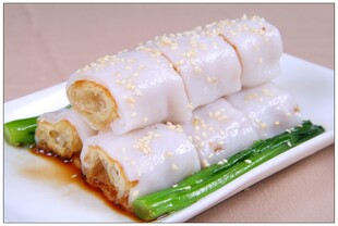 美味肠粉摆放在盘中