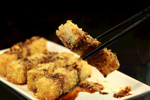 香酥炸物被筷子夹起