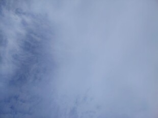 天空中的轻柔白云