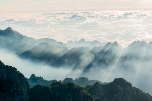 云雾缭绕的壮丽山峦