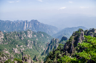 壮丽山景绿意盎然的峰峦