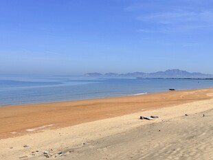金色沙滩与辽阔碧海