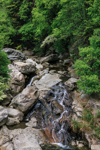 山间溪流潺潺