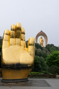 巨大金色佛手景观