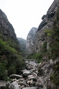 山间嶙峋怪石与葱郁植被