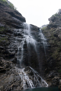 山间瀑布景观