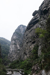 巍峨险峻的山间景色