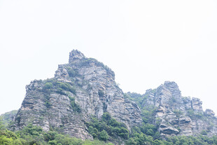 巍峨嶙峋的壮丽山峰