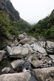 山间乱石溪流自然景象