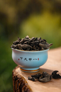 青花瓷碗中的乌龙茶叶