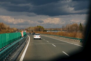 公路上行驶的白色汽车