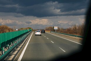 公路上行驶的白色车辆