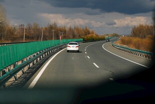 公路上行驶的白色汽车