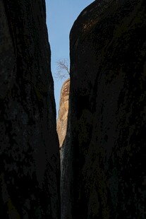 峡谷间的岩石景观