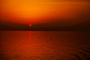 夕阳下的静谧水面
