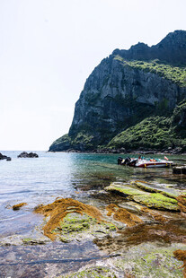 海岸边的嶙峋山石与海水