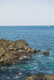 海边嶙峋礁石与湛蓝海水