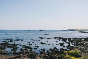 海边礁石景观