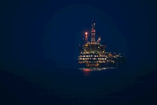 海上钻井平台夜景