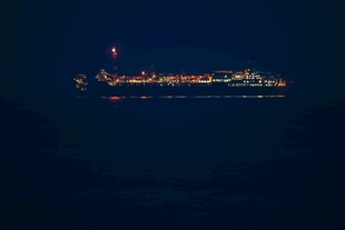 海上夜景中的璀璨船只