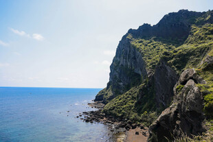 海岸边的陡峭青山