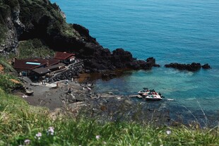 海边岩石旁的静谧景致