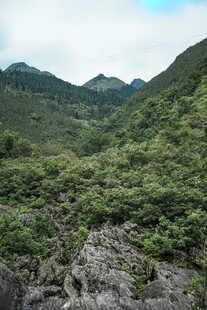 翠绿山峦间的自然美景
