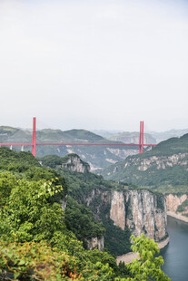 壮丽峡谷上的红色大桥