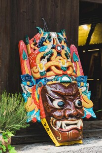 多彩传统木雕面具