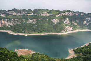 青山环绕的静谧湖泊